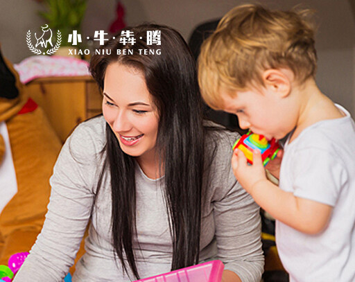 小牛犇騰教育咨詢(xún)有限公司秉承“從愛(ài)出發(fā)，預(yù)備環(huán)境，幫助孩子自我成長(zhǎng)”的蒙氏教育理念，致力于打造撫州最純正的遵循蒙臺(tái)梭利教學(xué)法的兒童之家，為弘揚(yáng)教育事業(yè)貢獻(xiàn)力量。